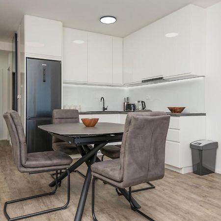 Stunning Apartment In Tucepi With Kitchen المظهر الخارجي الصورة