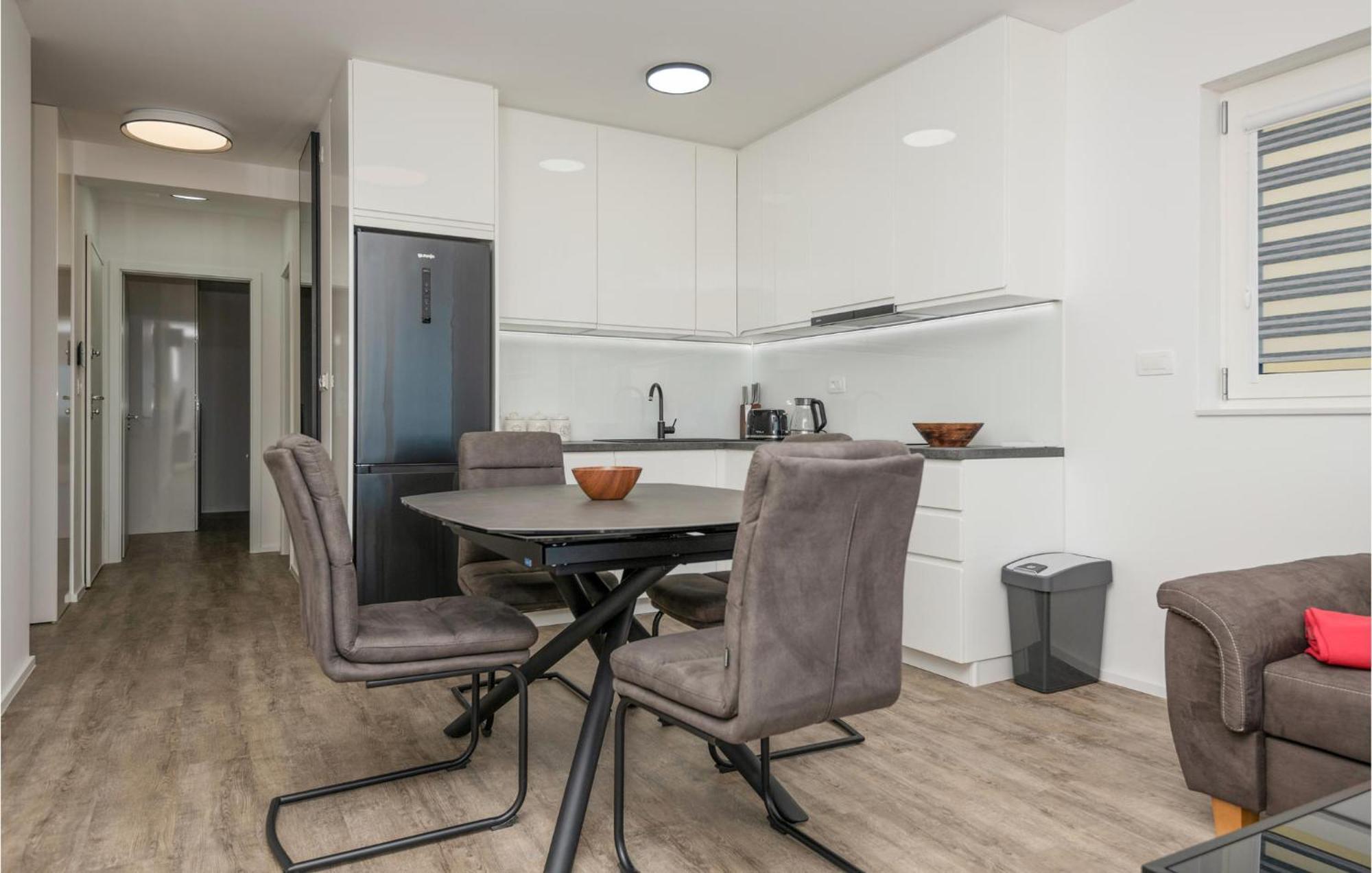 Stunning Apartment In Tucepi With Kitchen المظهر الخارجي الصورة