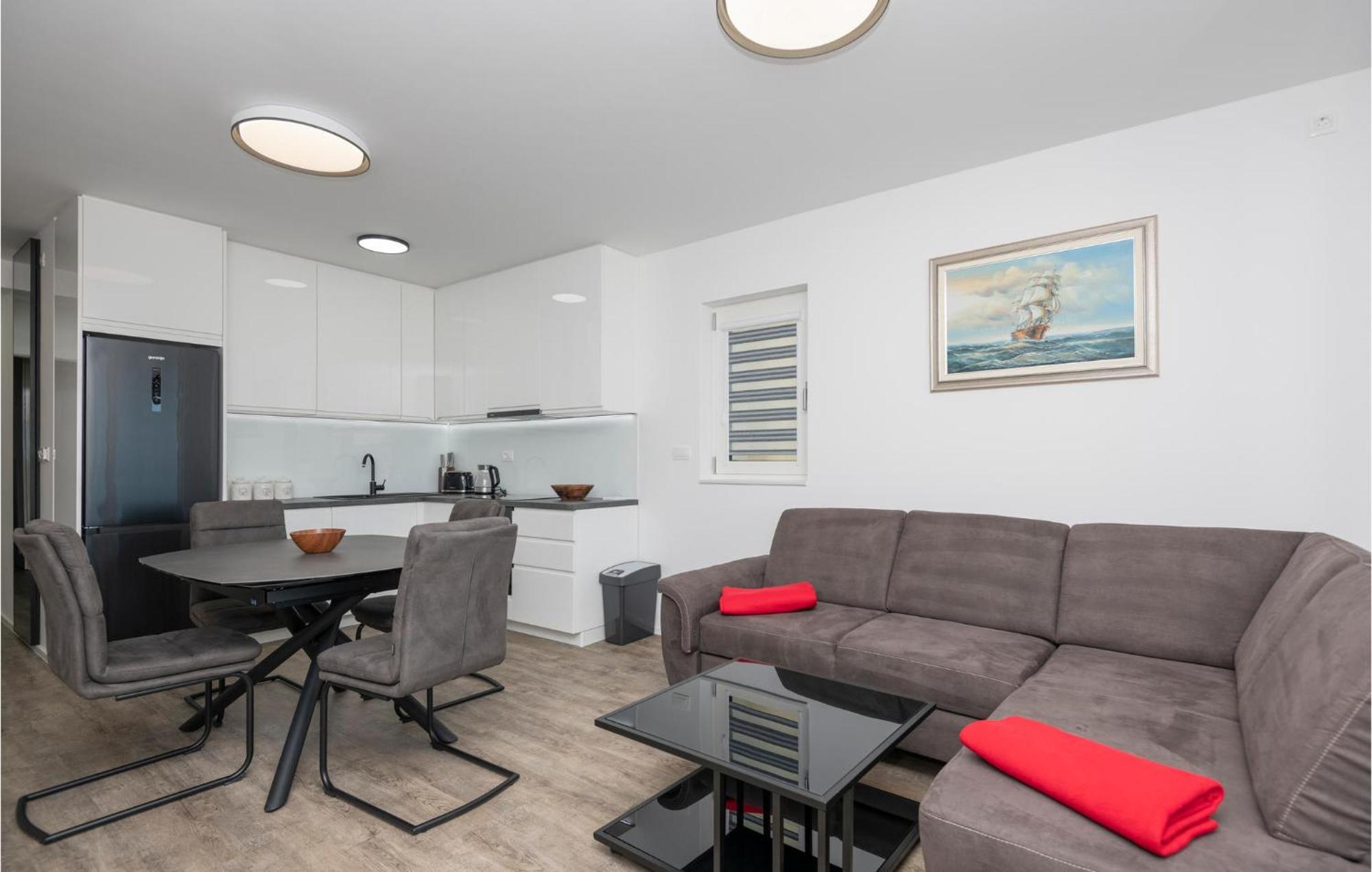 Stunning Apartment In Tucepi With Kitchen المظهر الخارجي الصورة